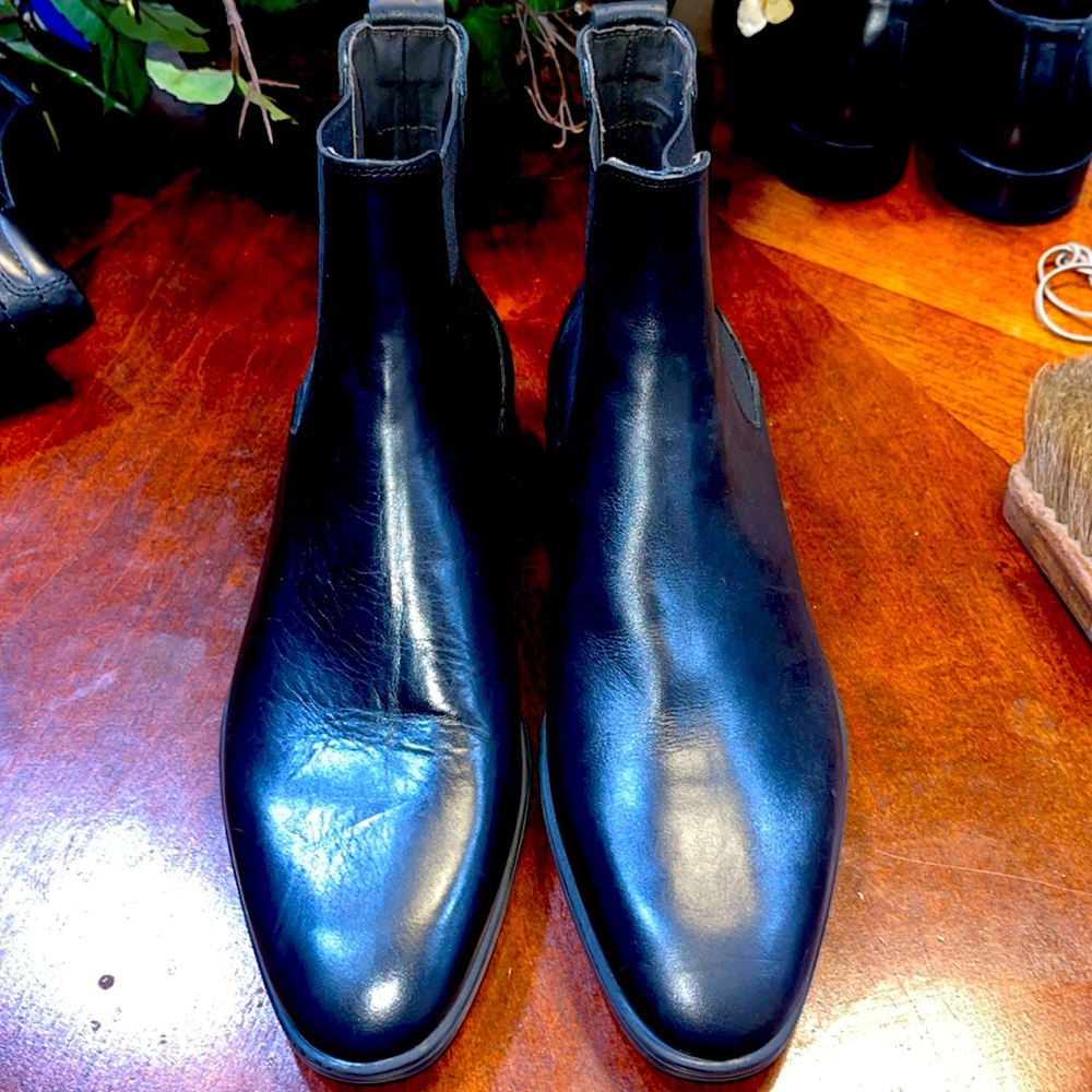 BRUNO MAGLI NEW ankle boot for guys, it’s new but damaged. It is a size 11,